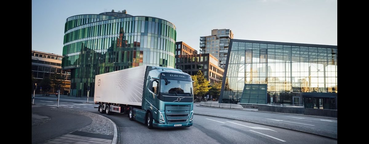 Refrigerated Volvo FH reefer for food transport — Olvera Logistics